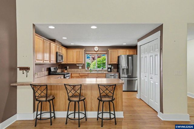 916 Travis Dr NE, Silverton, OR 97381