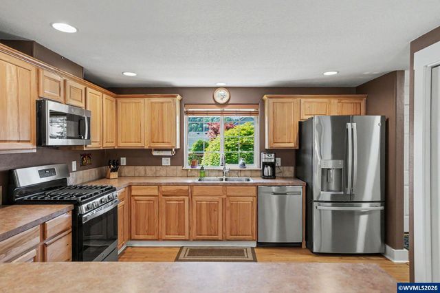 916 Travis Dr NE, Silverton, OR 97381
