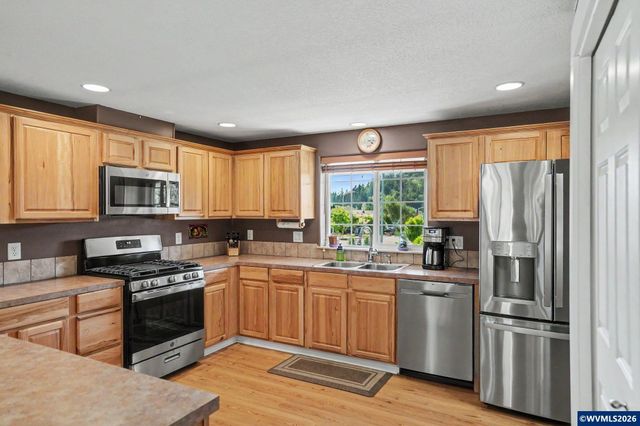 916 Travis Dr NE, Silverton, OR 97381