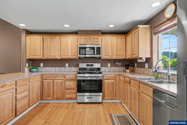 916 Travis Dr NE, Silverton, OR 97381
