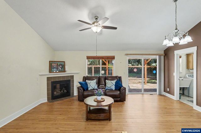 916 Travis Dr NE, Silverton, OR 97381