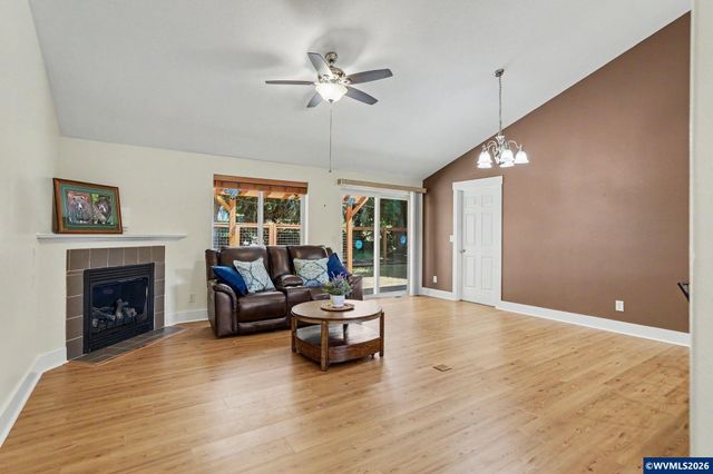 916 Travis Dr NE, Silverton, OR 97381