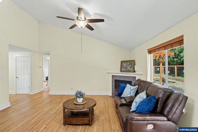 916 Travis Dr NE, Silverton, OR 97381