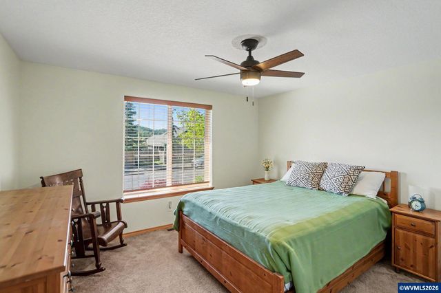 916 Travis Dr NE, Silverton, OR 97381