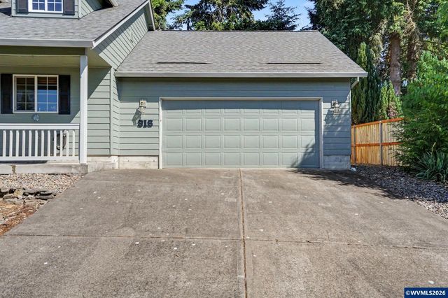 916 Travis Dr NE, Silverton, OR 97381