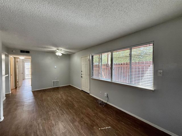 8909 Parkfield DR 102, Austin, TX 78758