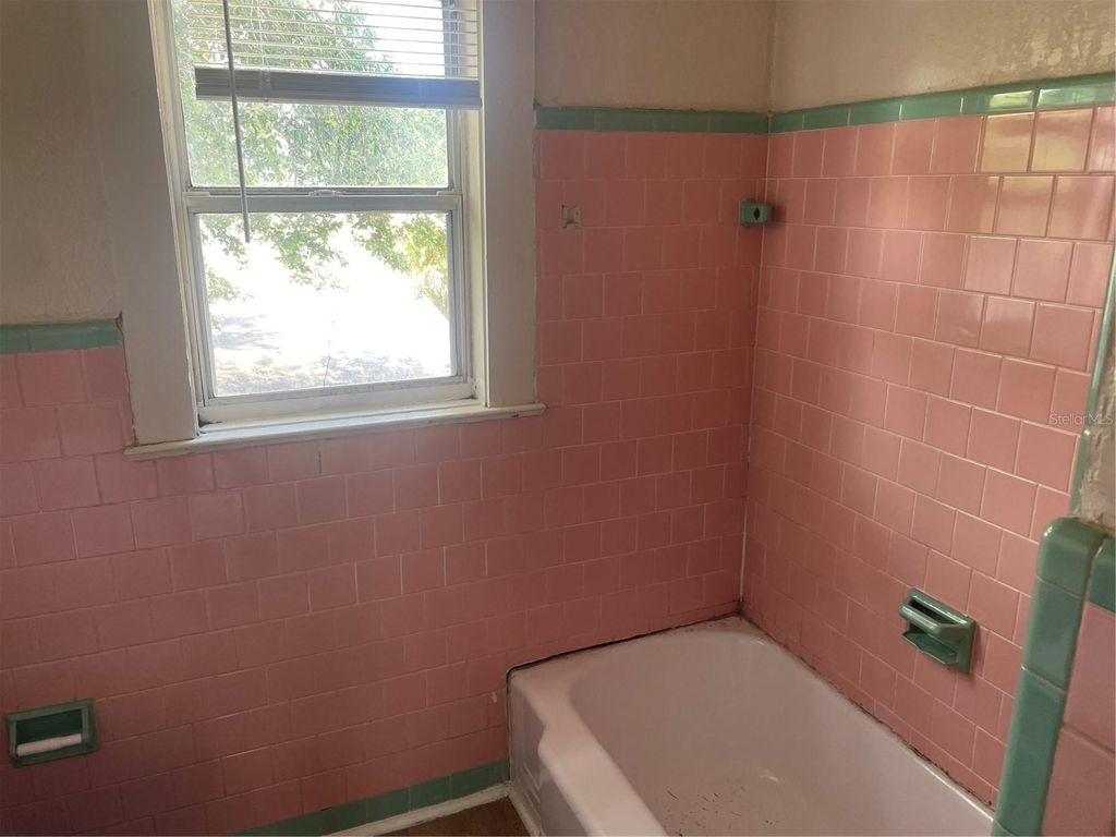 Image 11 of property listing at 415 E FLORIBRASKA AVENUE, Tampa, FL 33603