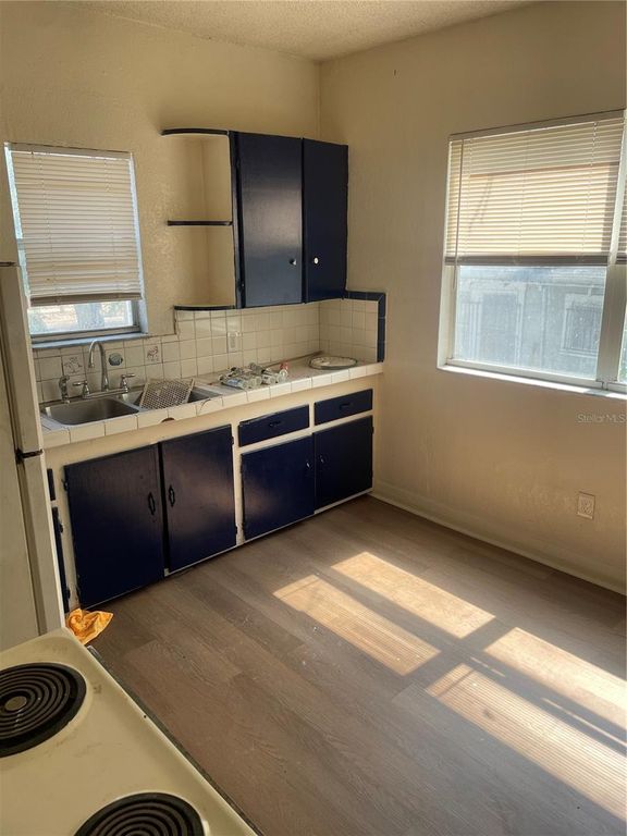 Image 6 of property listing at 415 E FLORIBRASKA AVENUE, Tampa, FL 33603