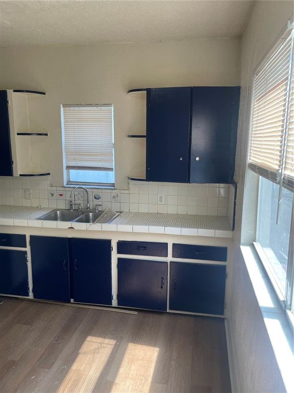 Image 8 of property listing at 415 E FLORIBRASKA AVENUE, Tampa, FL 33603