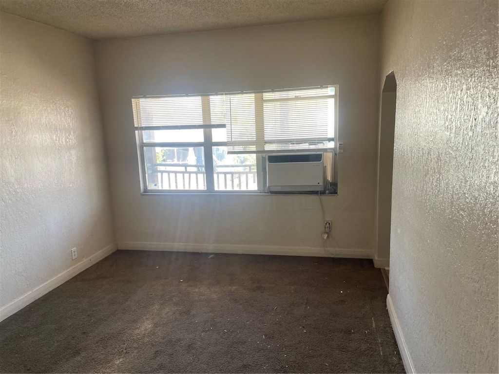 Image 9 of property listing at 415 E FLORIBRASKA AVENUE, Tampa, FL 33603