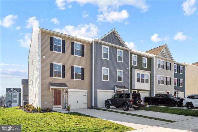 274 CLIFTON MNR, Falling Waters, WV 25419