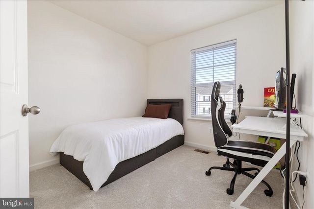 274 CLIFTON MNR, Falling Waters, WV 25419