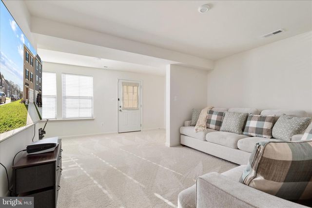274 CLIFTON MNR, Falling Waters, WV 25419