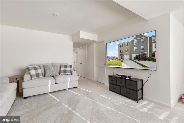 274 CLIFTON MNR, Falling Waters, WV 25419