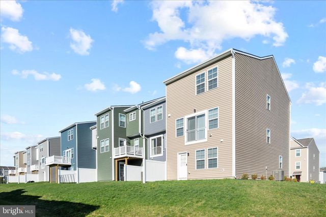 274 CLIFTON MNR, Falling Waters, WV 25419