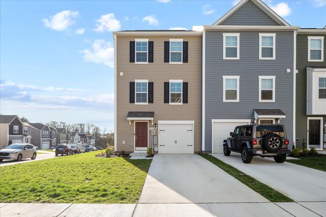 274 CLIFTON MNR, Falling Waters, WV 25419