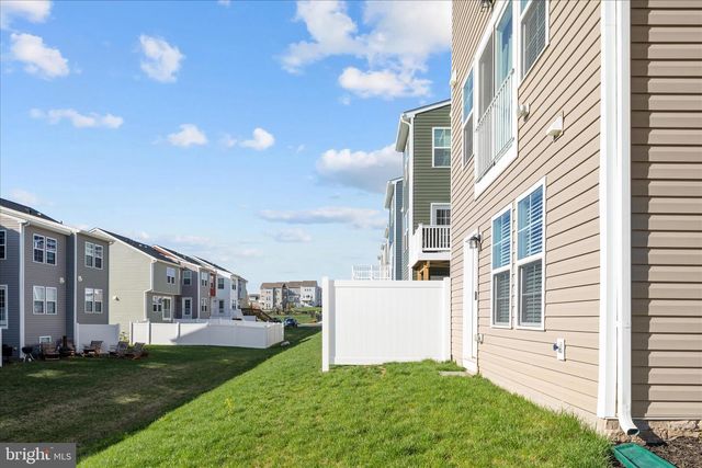 274 CLIFTON MNR, Falling Waters, WV 25419