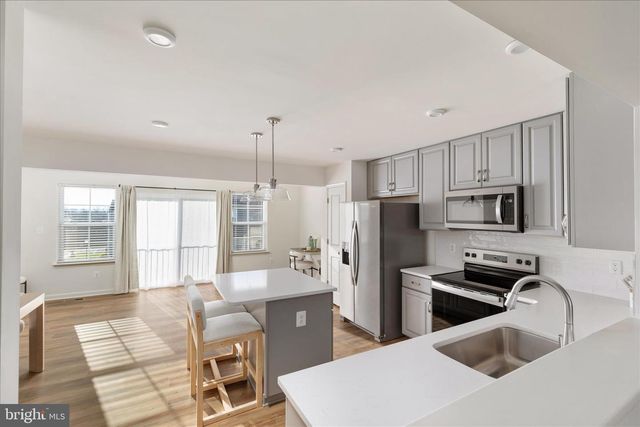 274 CLIFTON MNR, Falling Waters, WV 25419