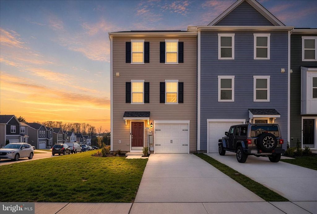 274 CLIFTON MNR, Falling Waters, WV 25419