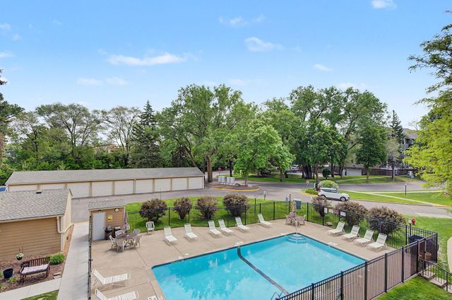 2030 Ridge Drive 32, Saint Louis Park, MN 55416