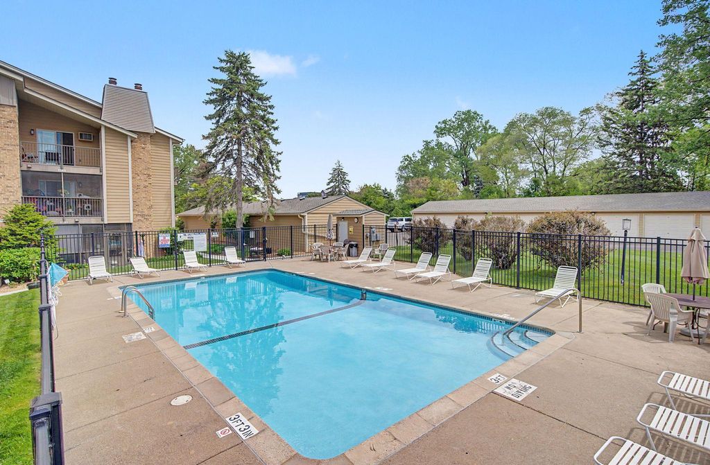2030 Ridge Drive 32, Saint Louis Park, MN 55416