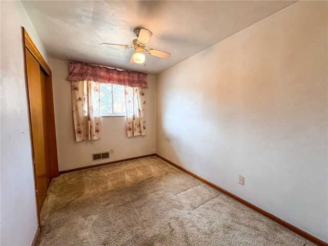 712 Shadyside Dr, West Mifflin, PA 15122