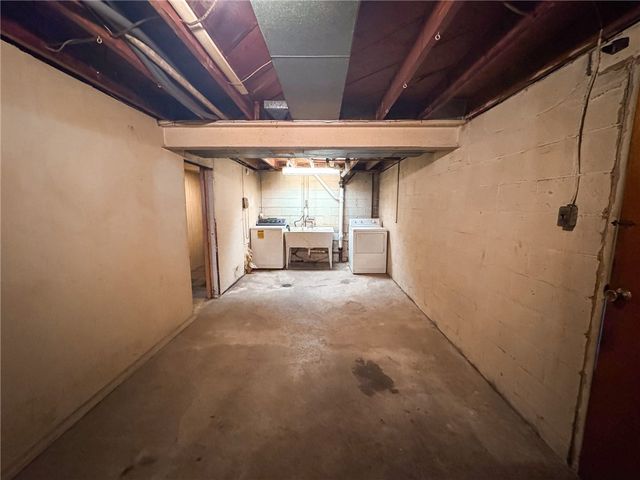 712 Shadyside Dr, West Mifflin, PA 15122