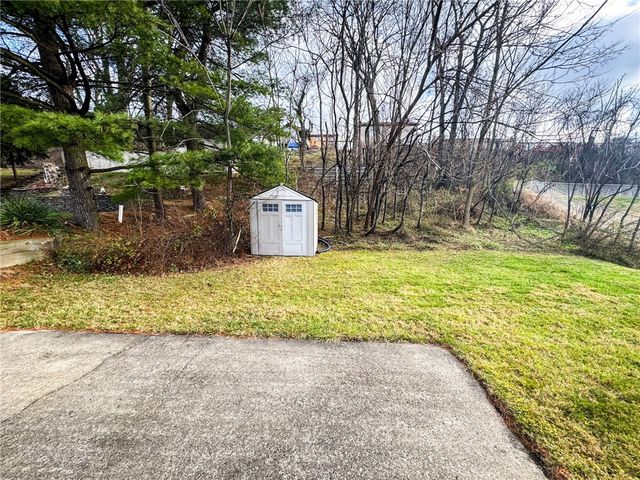 712 Shadyside Dr, West Mifflin, PA 15122