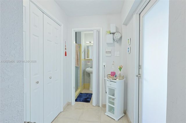 330 W 44th St, Hialeah, FL 33012