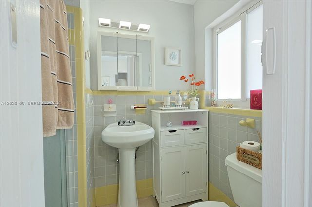 330 W 44th St, Hialeah, FL 33012