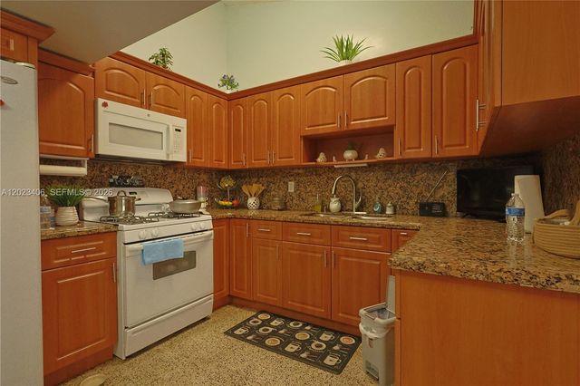 330 W 44th St, Hialeah, FL 33012
