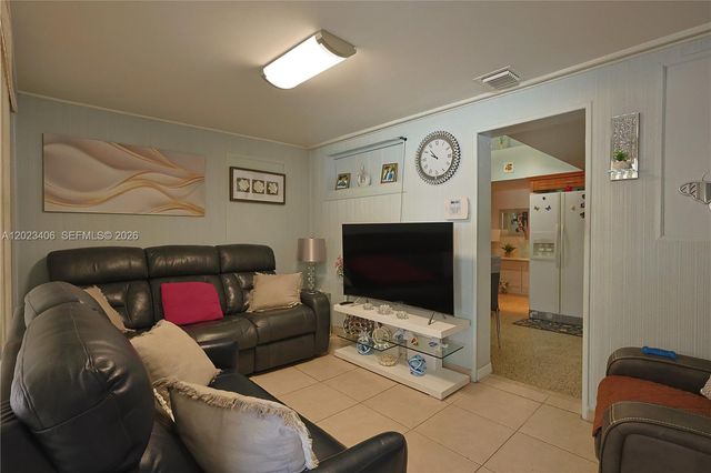 330 W 44th St, Hialeah, FL 33012