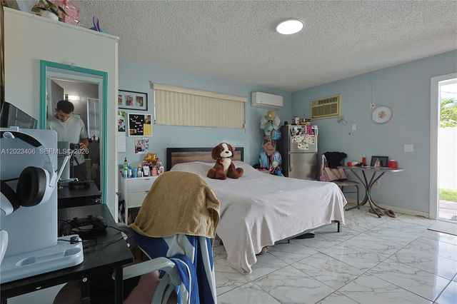330 W 44th St, Hialeah, FL 33012
