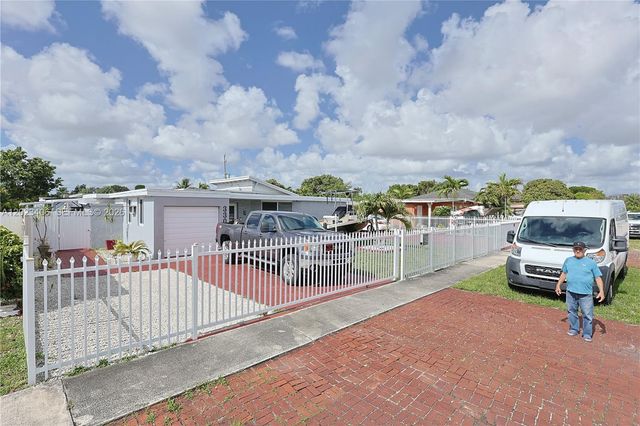 330 W 44th St, Hialeah, FL 33012