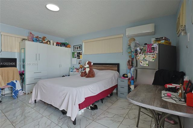 330 W 44th St, Hialeah, FL 33012