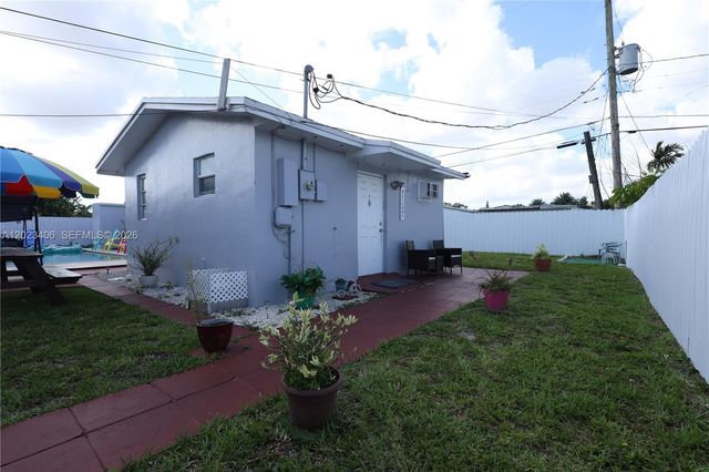 330 W 44th St, Hialeah, FL 33012