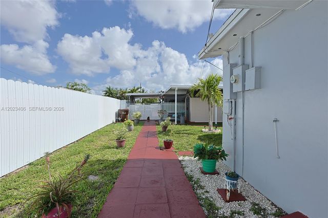 330 W 44th St, Hialeah, FL 33012