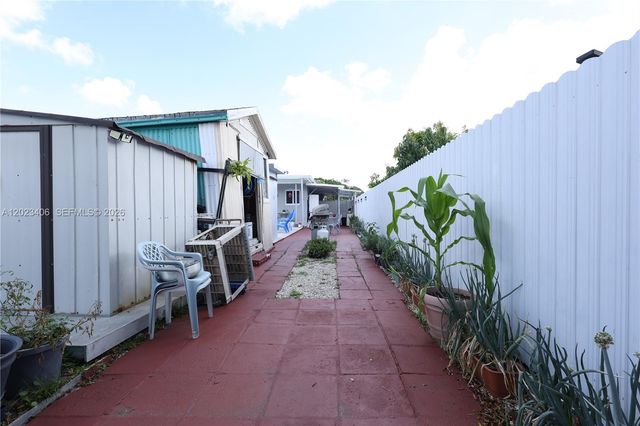 330 W 44th St, Hialeah, FL 33012
