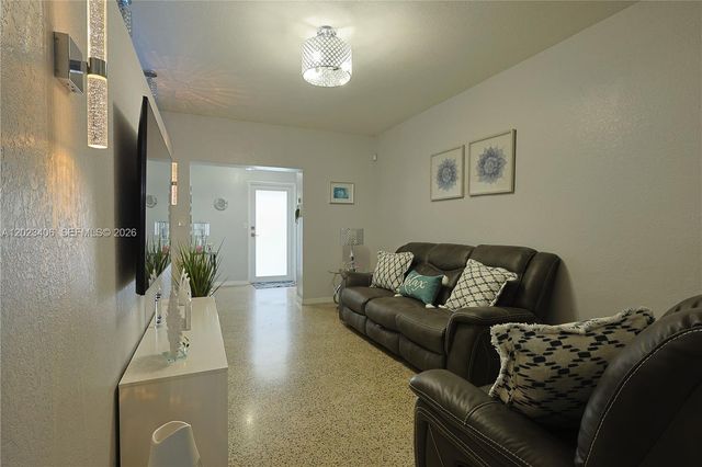 330 W 44th St, Hialeah, FL 33012