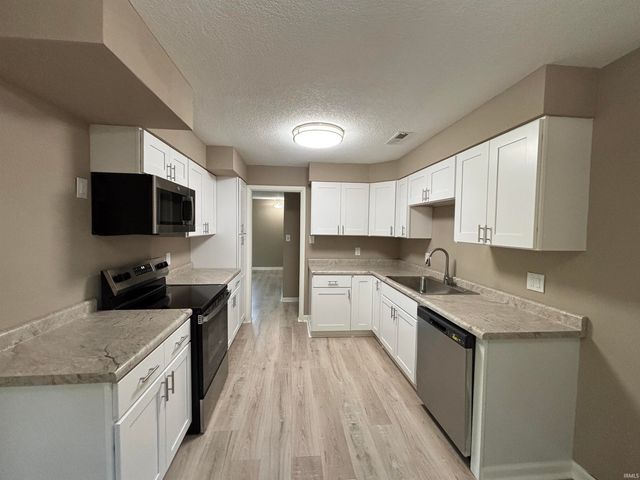 3232 Chancellor Drive, Fort Wayne, IN 46815