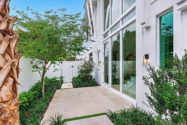 909 Bond Way, Delray Beach, FL 33483