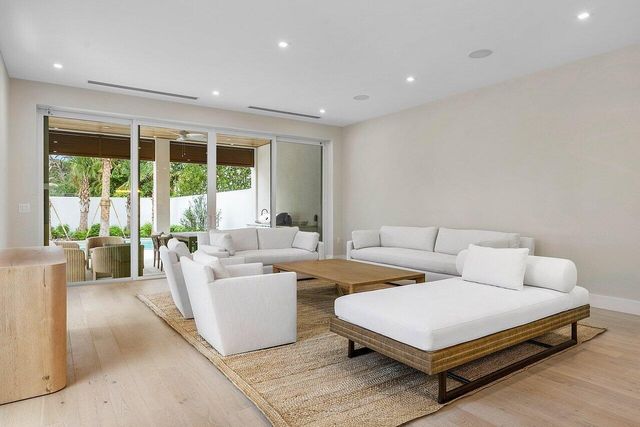 909 Bond Way, Delray Beach, FL 33483