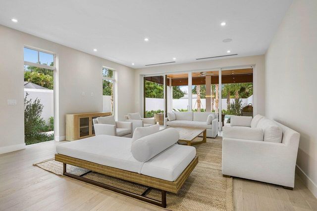 909 Bond Way, Delray Beach, FL 33483