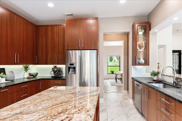 37 Autumn Oaks DR, The Hills, TX 78738