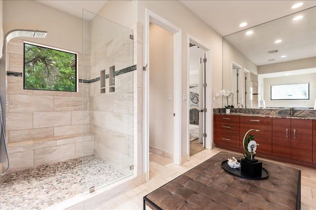 37 Autumn Oaks DR, The Hills, TX 78738