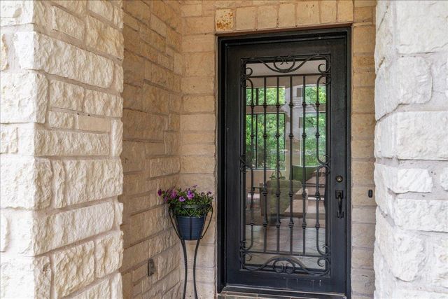 37 Autumn Oaks DR, The Hills, TX 78738