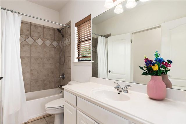 37 Autumn Oaks DR, The Hills, TX 78738