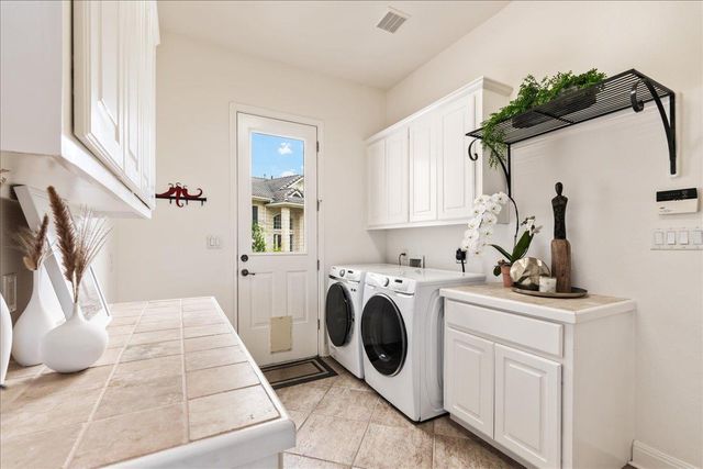 37 Autumn Oaks DR, The Hills, TX 78738