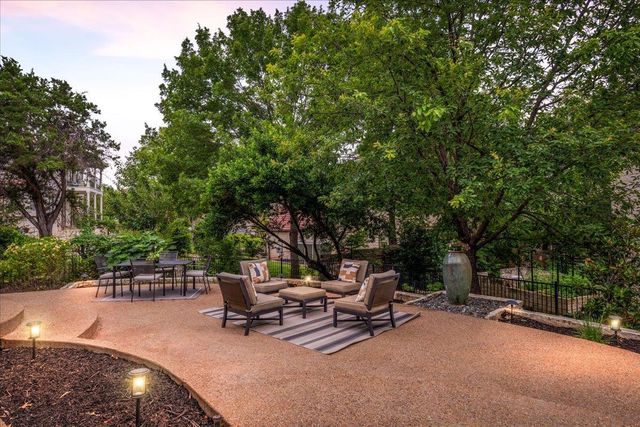 37 Autumn Oaks DR, The Hills, TX 78738