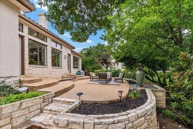37 Autumn Oaks DR, The Hills, TX 78738